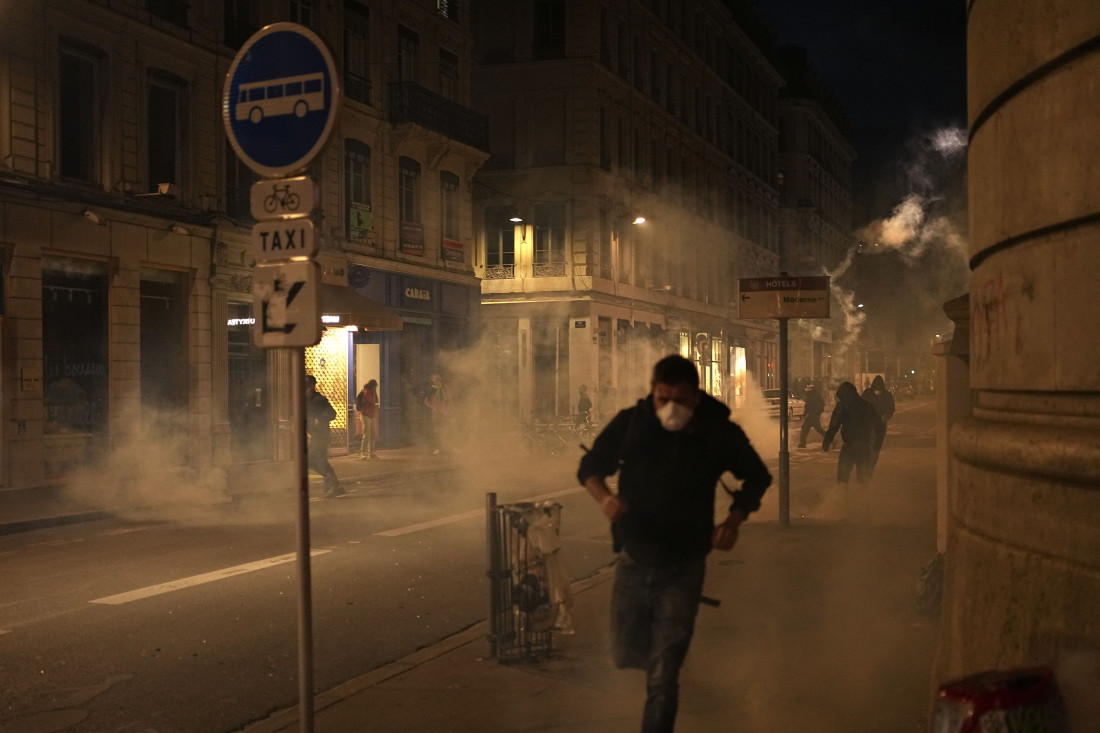 Sukob policije i pristalica ekstremne levice u Parizu, u Marseju demonstranti uzvikuju : “Svi mrze Bardela“