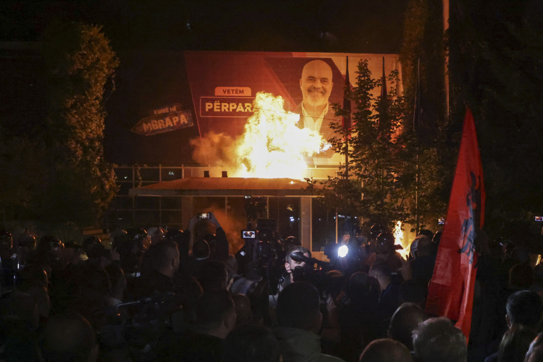 Sukob na protestu opozicije, demonstranti bacili molotovljeve koktele na policiju