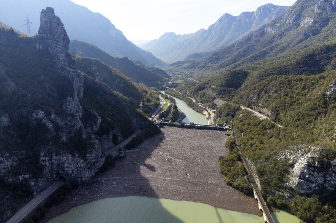 Tone smeća na Neretvi nakon poplava i klizišta u BiH (FOTO)