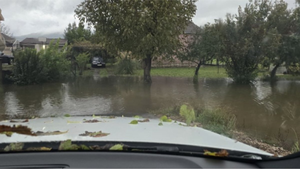 Olujne kiše izazvale poplave, vodopad kod Šavnika ugrozio obližnje selo