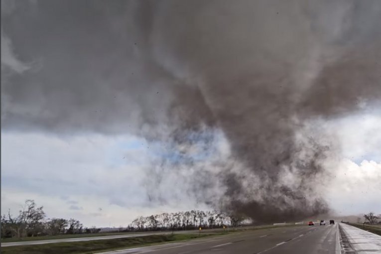 PUTNIČKI AVION POLEĆE BUKVALNO U TORNADO? Stravična fotografija izazvala zabunu, EVO O ČEMU SE RADI (FOTO/VIDEO)